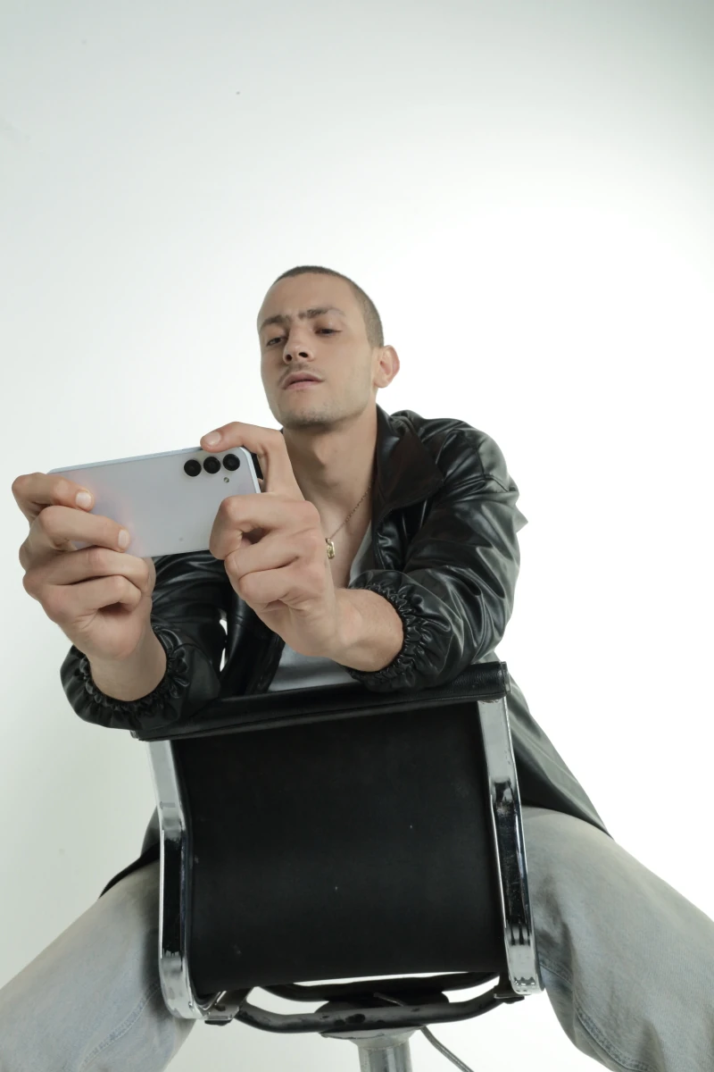 Fares Abdeddayem gaming on the Galaxy A15 from a low angle